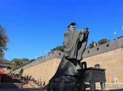 Статуя Циньшихуанди, Дворец императора Циньшихуанди, г. Бэйдайхэ, Китай