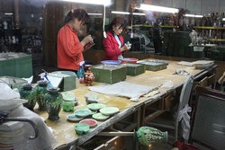 Третий этап изготовления эмали,  Фабрики Нефрита, Жемчуга и Перегородчатой эмали, Пекин, Китай
