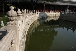 Озеро вокруг Дворца Императорской Гармонии, Пекин, Китай
