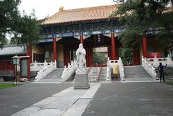Статуя Конфуция в Храме Конфуция, Пекин, Китай
