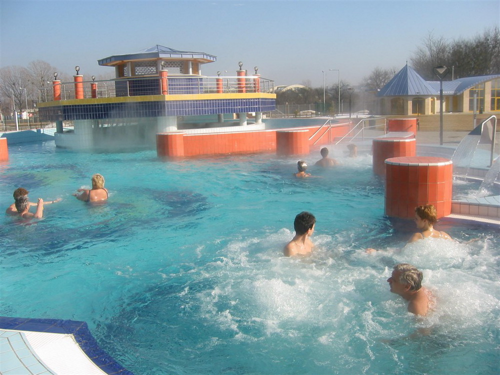 Термальная лечебная вода одного курортов венгрии содержит. Шарвар термальный курорт. Шарвар Венгрия. Термальные источники Венгрии. Венгрия курорты с термальными источниками.
